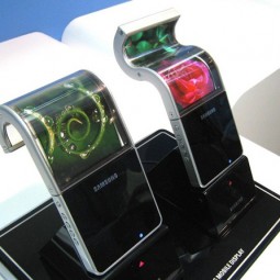Smartphone có thể gập lại được của Samsung bị lùi lịch ra mắt vào năm sau.