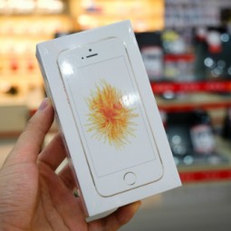 iPhone SE chính hãng vắng khách