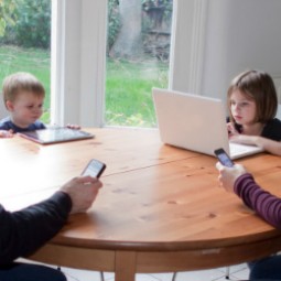 Smartphone giúp mọi người trong gia đình kết nối dễ dàng