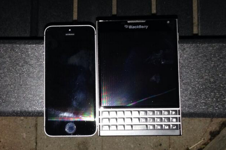 image_1404007915_More_pictures_and_video_of_the_BlackBerry_Passport_7