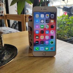 iPhone giá tốt nhất hiện nay vẫn đẹp, có sạc không dây