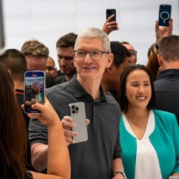 iPhone 15 Pro Max cháy hàng, Tim Cook bối rối khi chọn màu