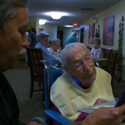 Cụ bà 114 tuổi vẫn lướt Facebook, gọi điện Facetime